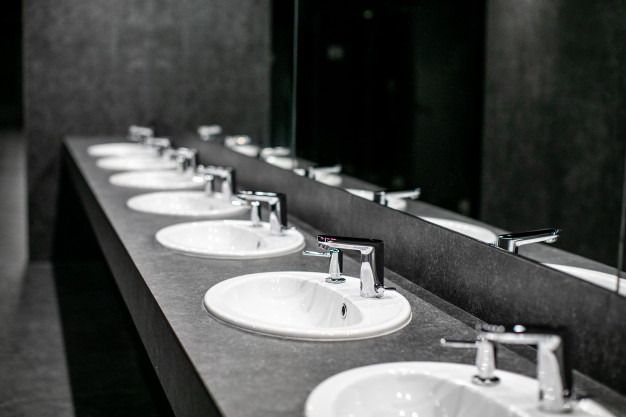 robinets-lavabo-dans-toilettes-publiques-couleurs-grises_209729-471