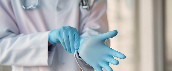 Médecin enfilant ses gants